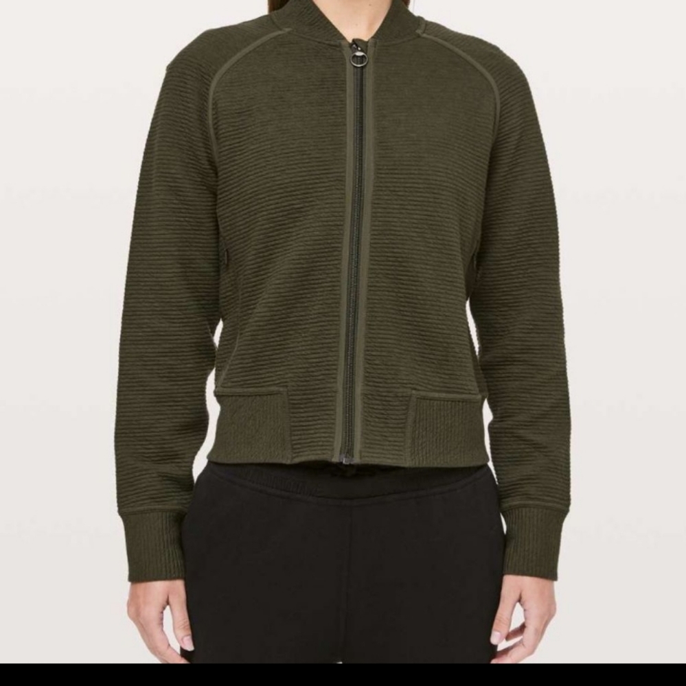 NWOT!! 🍋  Lululemon Jacket  size 4 - Picture 2 of 7